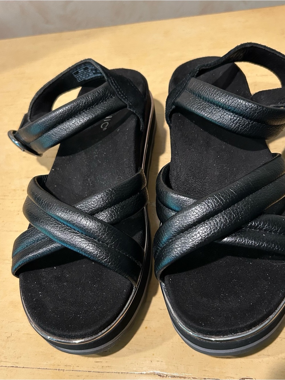 Vionic Reyna flat form women’s black sandals in size 9
